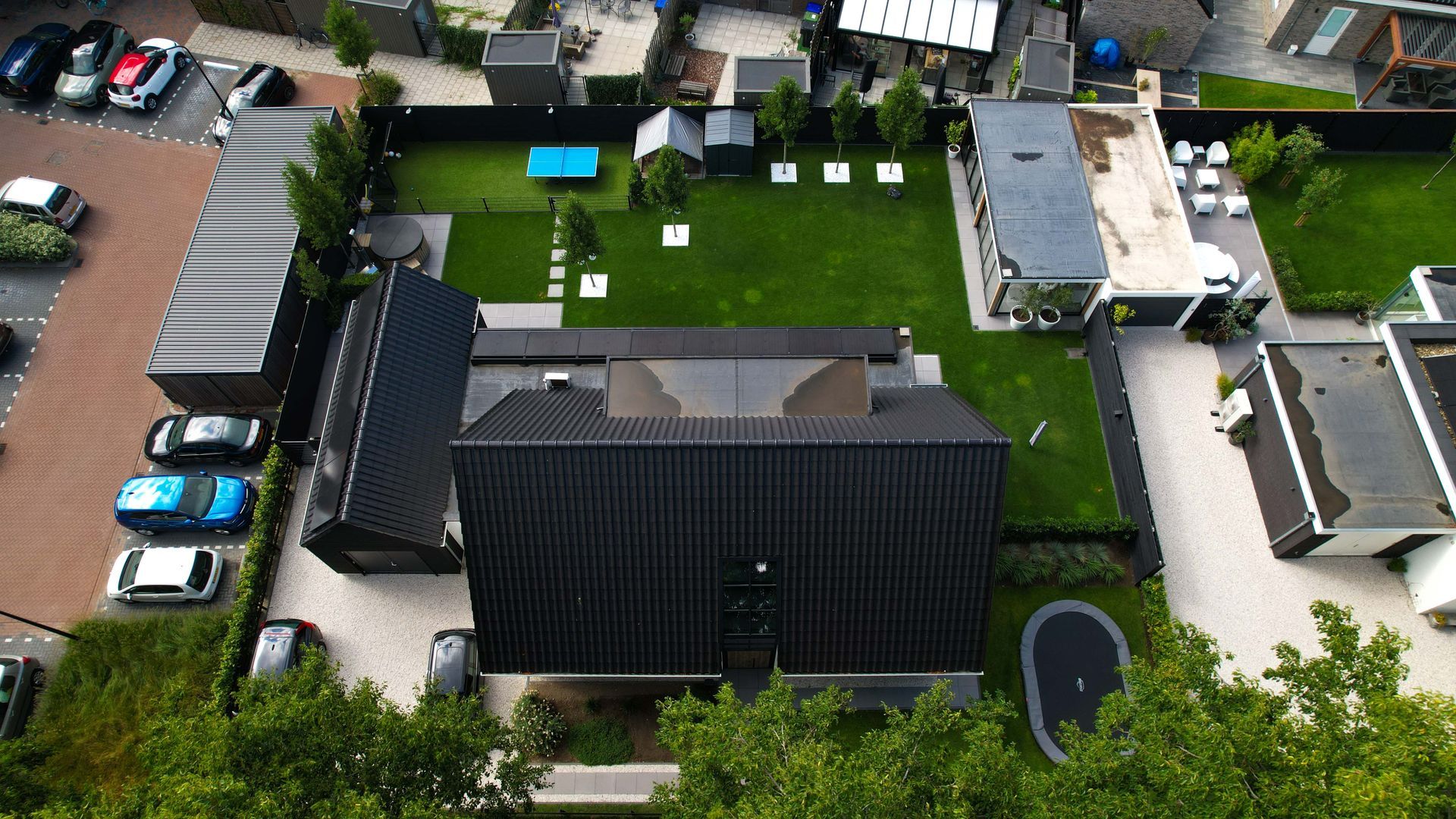 Moderne villa met landelijke invloeden. Deze stijlvolle vrijstaande woning combineert moderne architectuur met subtiele landelijke elementen. De strakke witte gevels in combinatie met het donkere zadeldak zorgen voor een eigentijdse en frisse uitstraling.