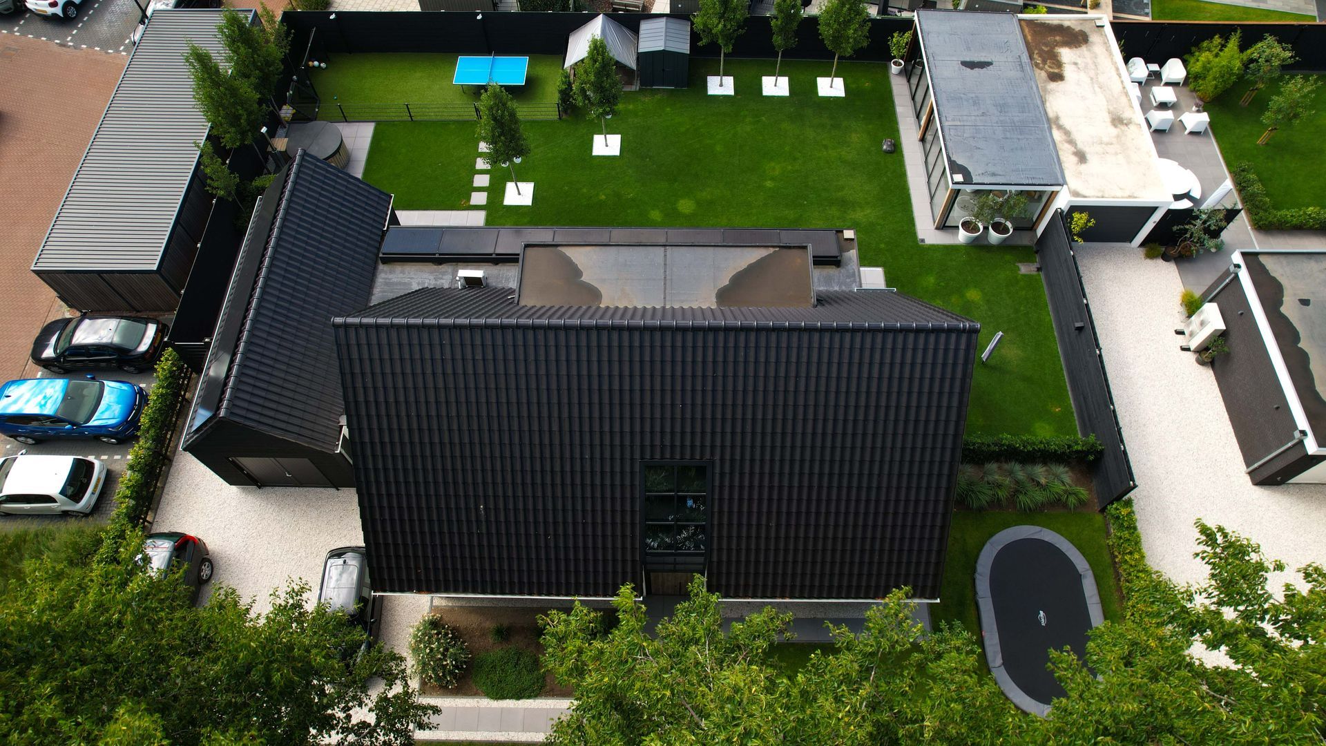 Moderne villa met landelijke invloeden. Deze stijlvolle vrijstaande woning combineert moderne architectuur met subtiele landelijke elementen. De strakke witte gevels in combinatie met het donkere zadeldak zorgen voor een eigentijdse en frisse uitstraling.