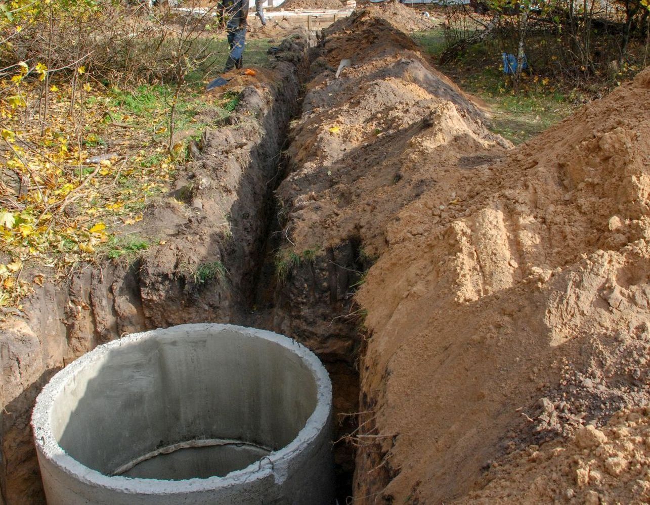 Un trou dans le sol avec un anneau en béton dedans