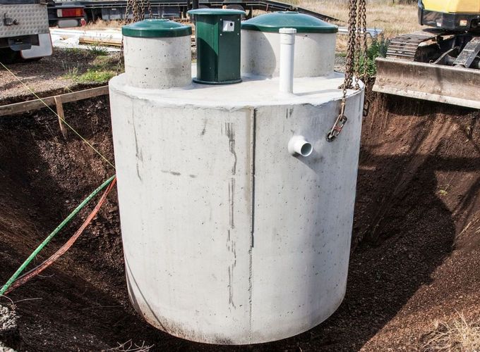 Un grand cylindre de béton est soulevé dans le sol