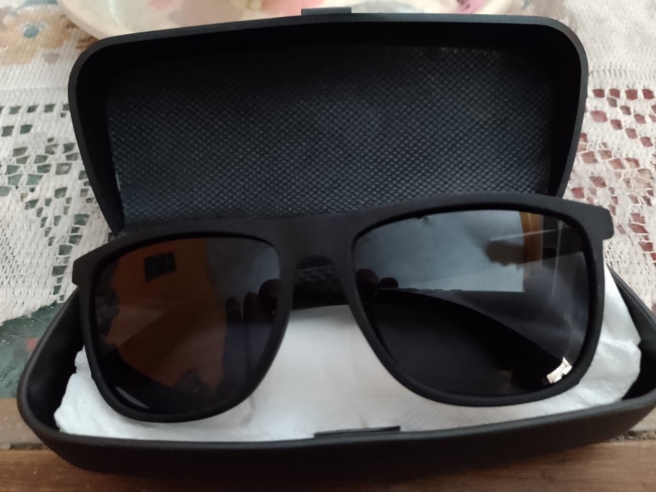 Un par de gafas de sol con montura negra y lentes oscuras,