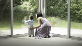madre e figlio guardano fuori da una finestra