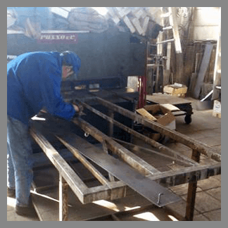 artigiano al lavoro su cornici in legno