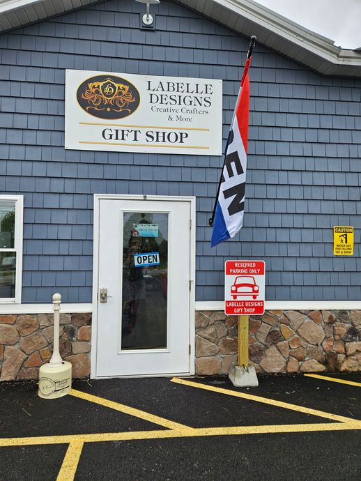 A store front with a sign that says gift shop