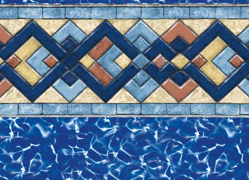 Une piscine avec une bordure en mosaïque et une eau bleue