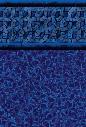 Une piscine avec une bordure en carrelage bleu et une surface d'eau bleue.