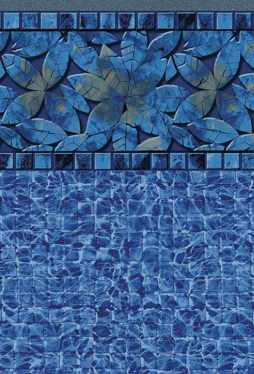 Une piscine avec une bordure en carrelage bleu et des feuilles dessus.