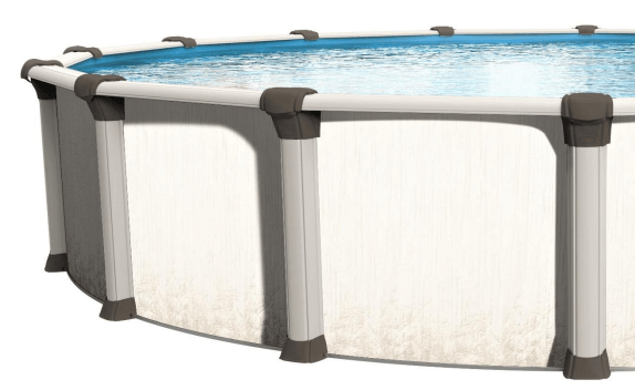 Une piscine blanche avec de l eau bleue