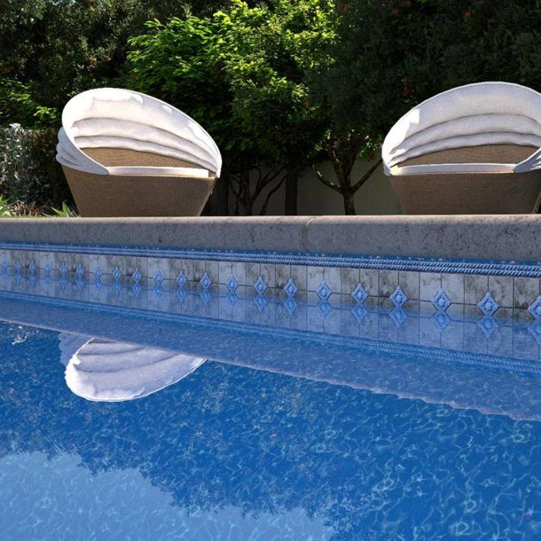 Deux chaises sont posées au bord d’une piscine