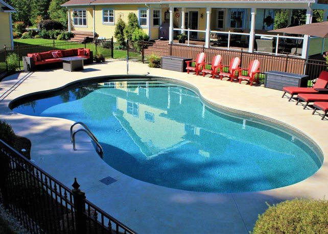 Une grande piscine devant une maison