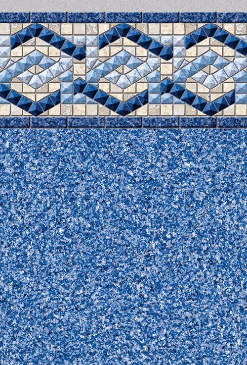 Un liner de piscine bleu avec une bordure en mosaïque bleue et blanche.