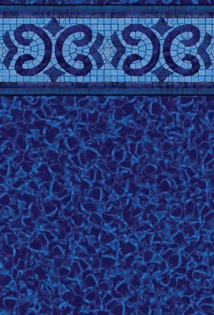 Un gros plan d une piscine bleue avec une bordure en mosaïque.