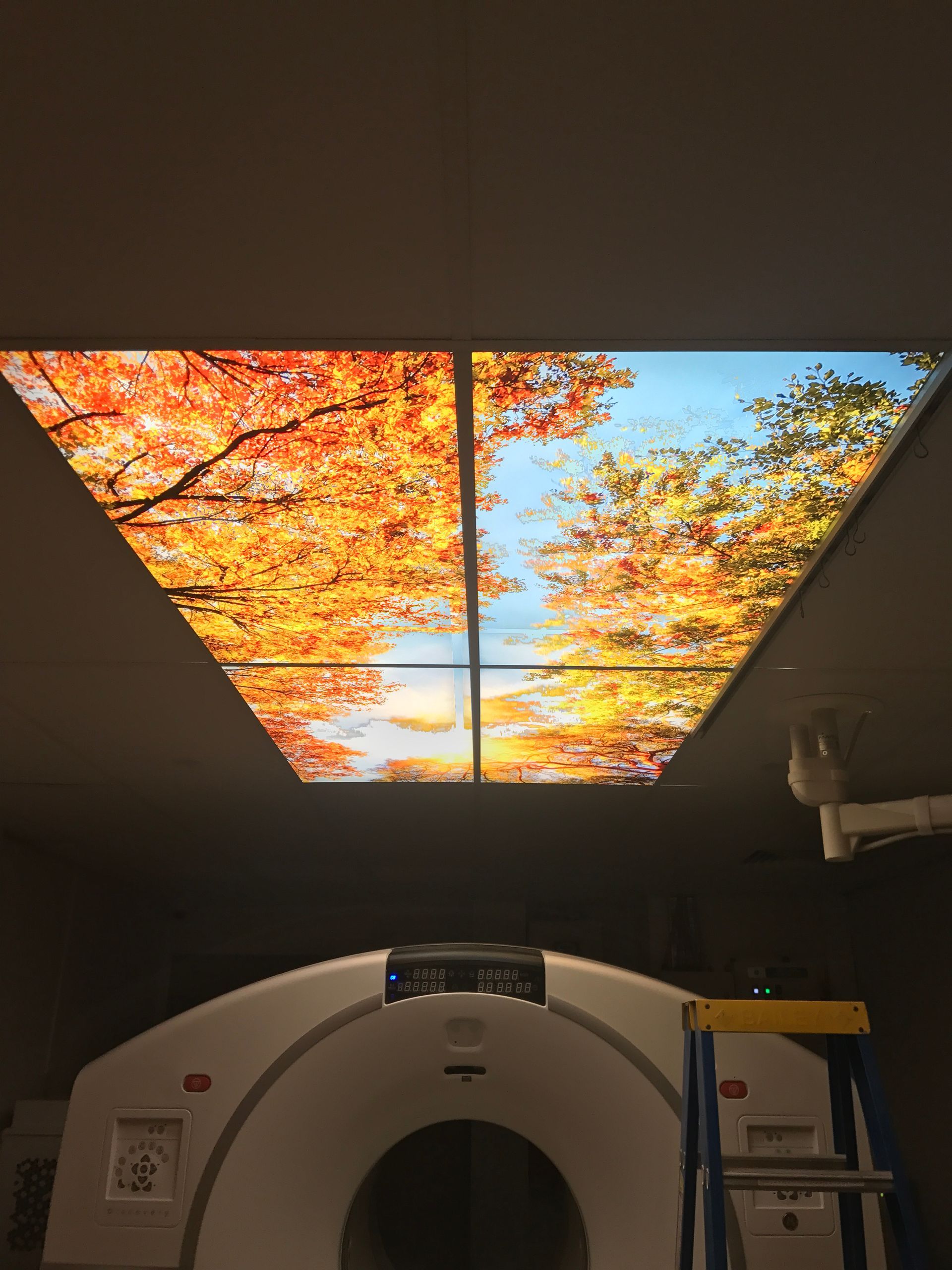 Printed sky image ceiling panels in patient recovery area. Backlit sky ceiling tiles installed in medical clinic. Relaxing sky design ceiling installed in dental clinic.
