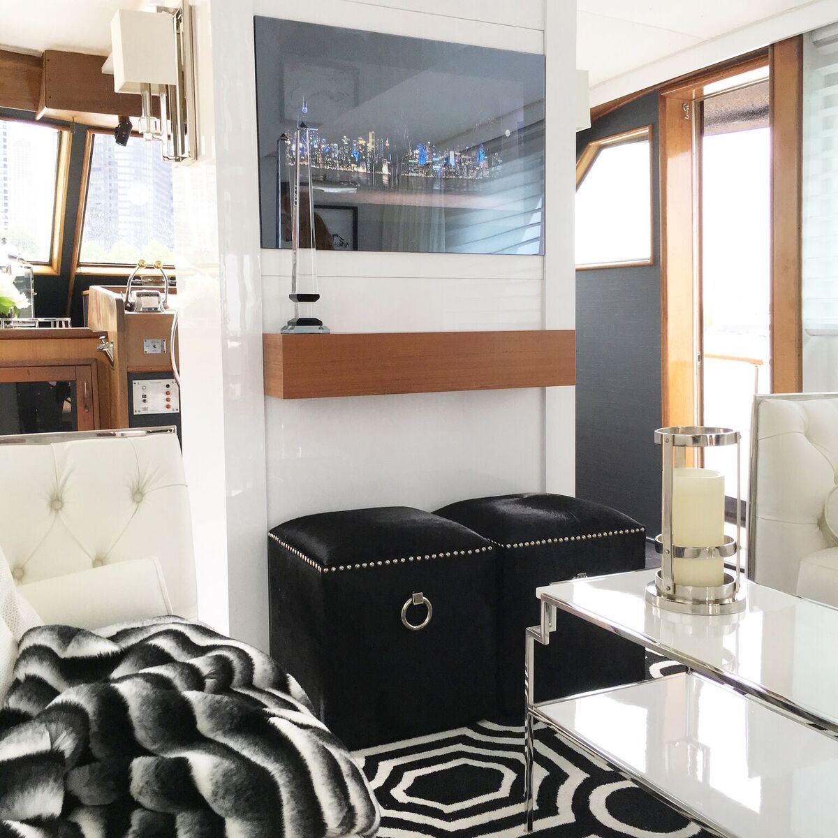 A living room with black and white furniture and a mirror