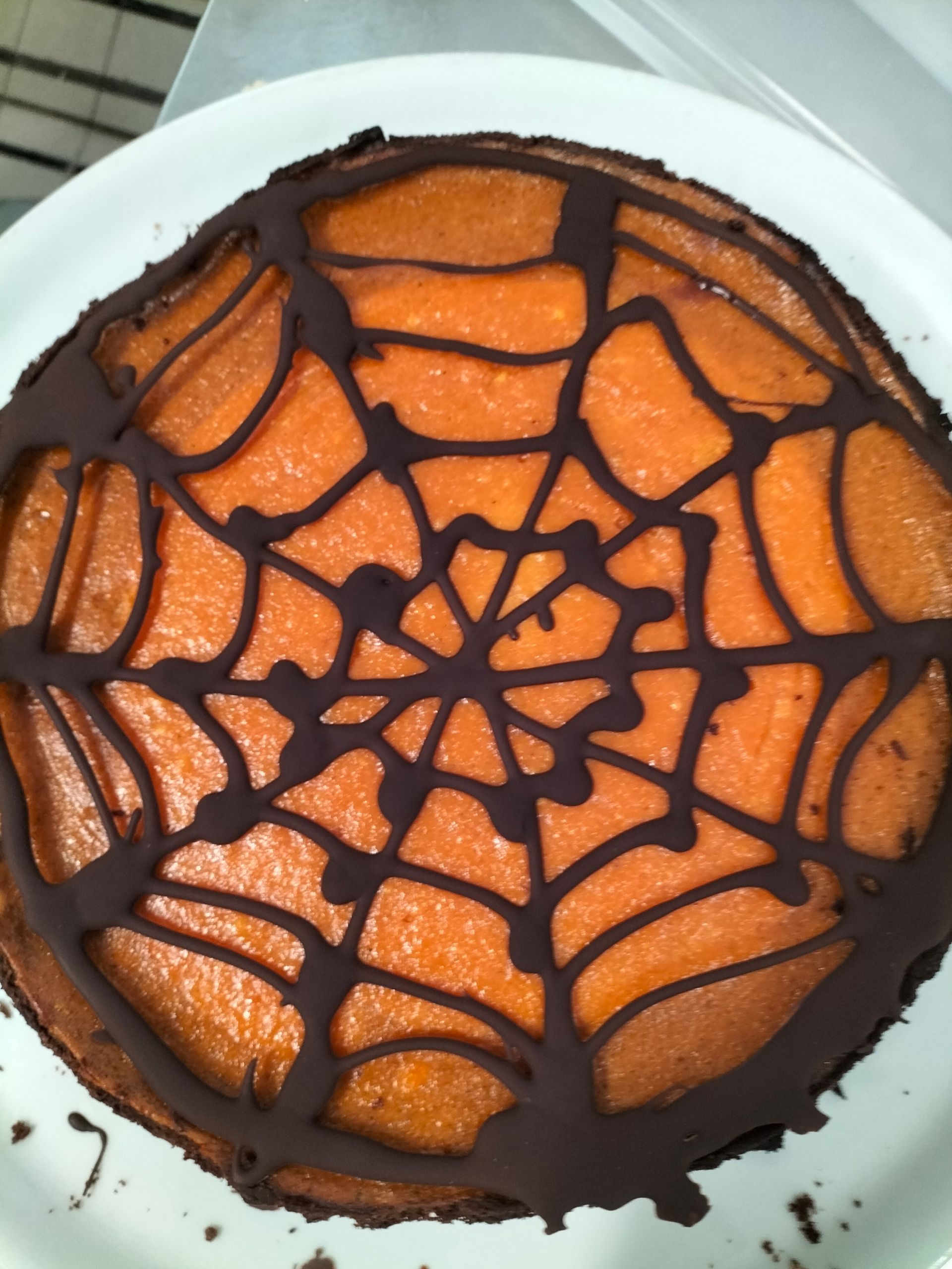 torta con ragnatela decorata