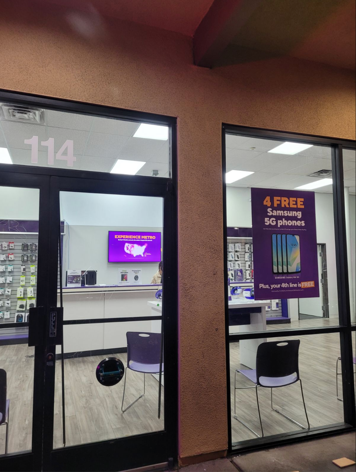 A store front with a sign that says 4 free samsung phones