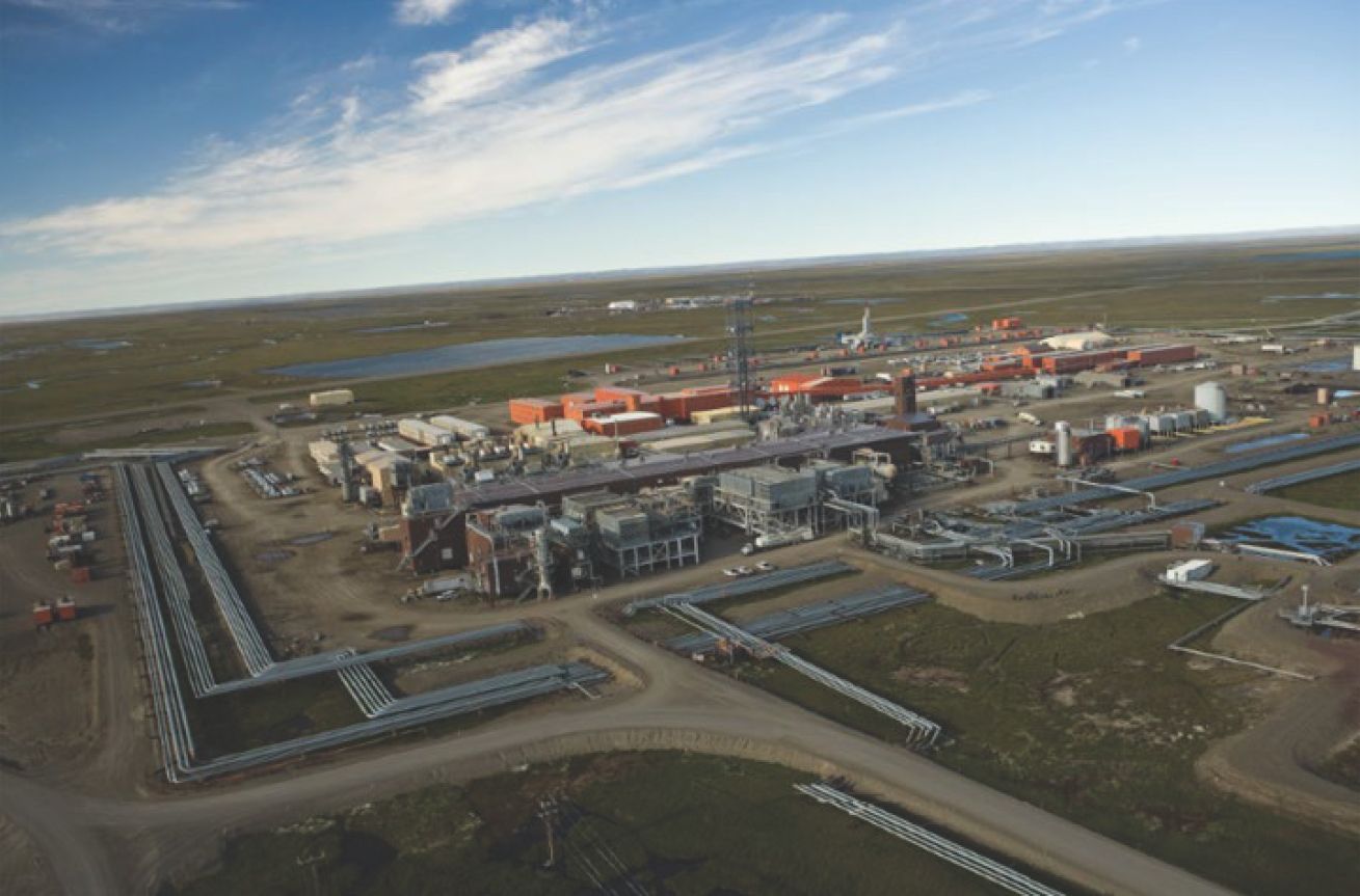 An aerial view of a large industrial area with lots of buildings and pipes.
