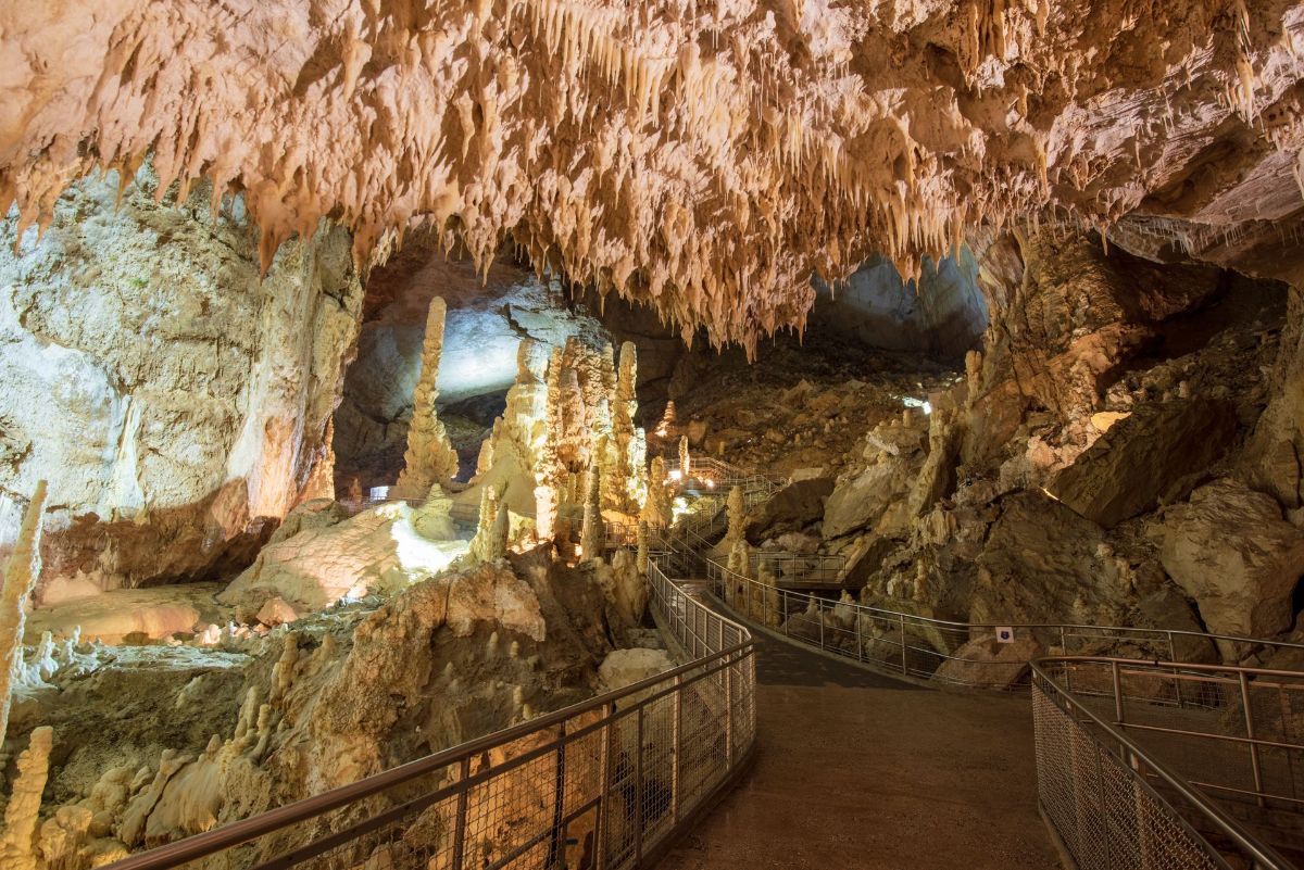 A large cave filled with lots of rocks and stalagmites.
