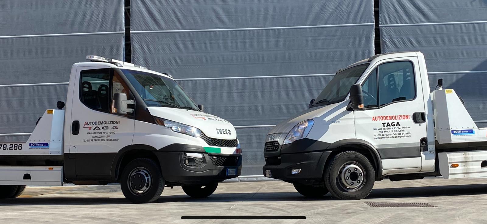 carrozziere durante un lavoro su una range rover