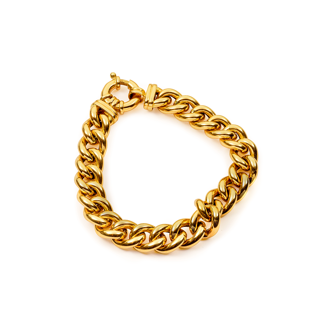 eine Nahaufnahme eines goldenen Kettenarmbandes auf weißem Hintergrund