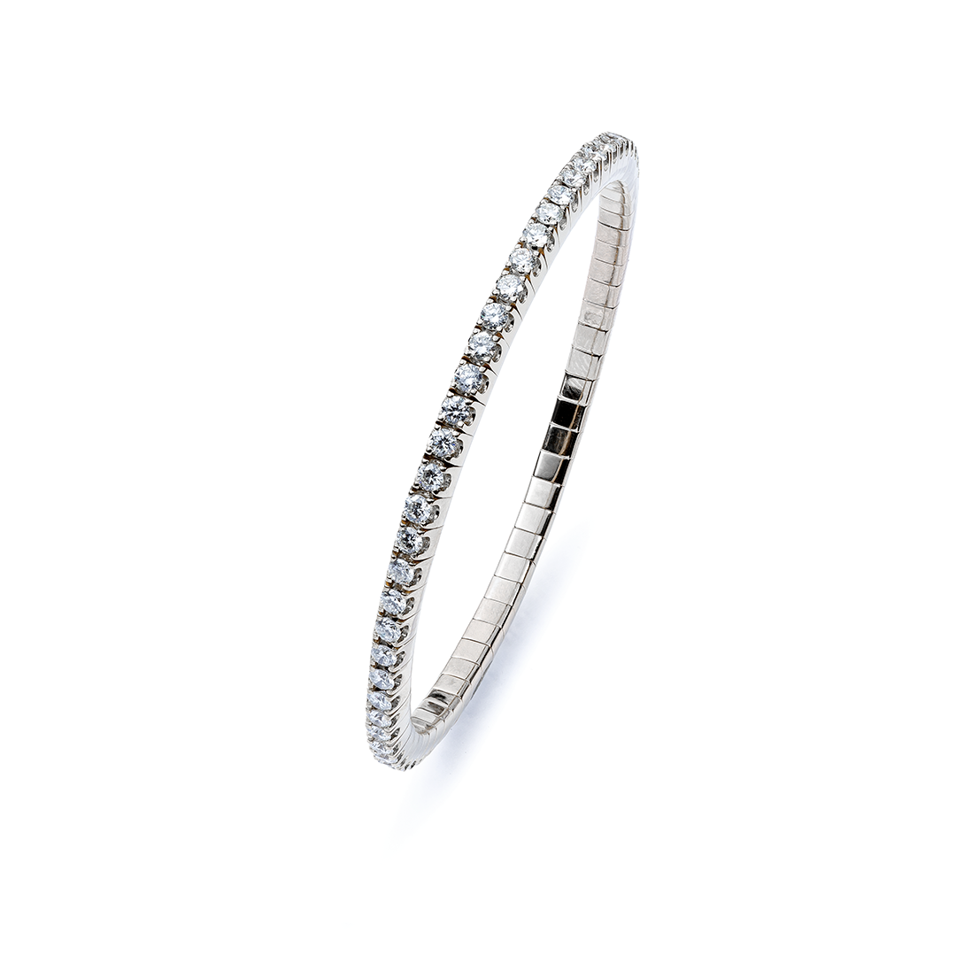 ein silbernes Armband mit Diamanten auf weißem Hintergrund.