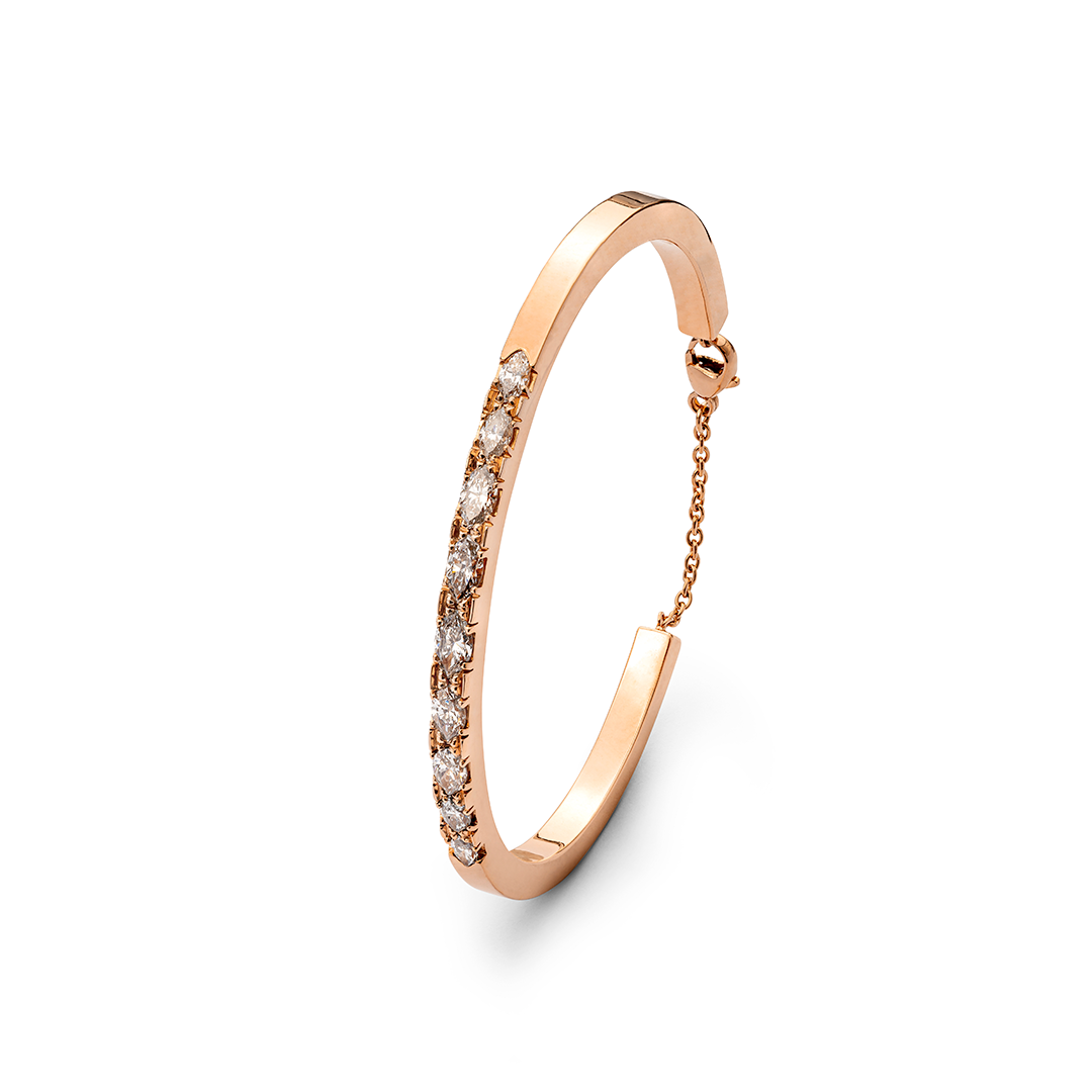 ein Armreif aus Roségold mit Diamanten auf weißem Hintergrund