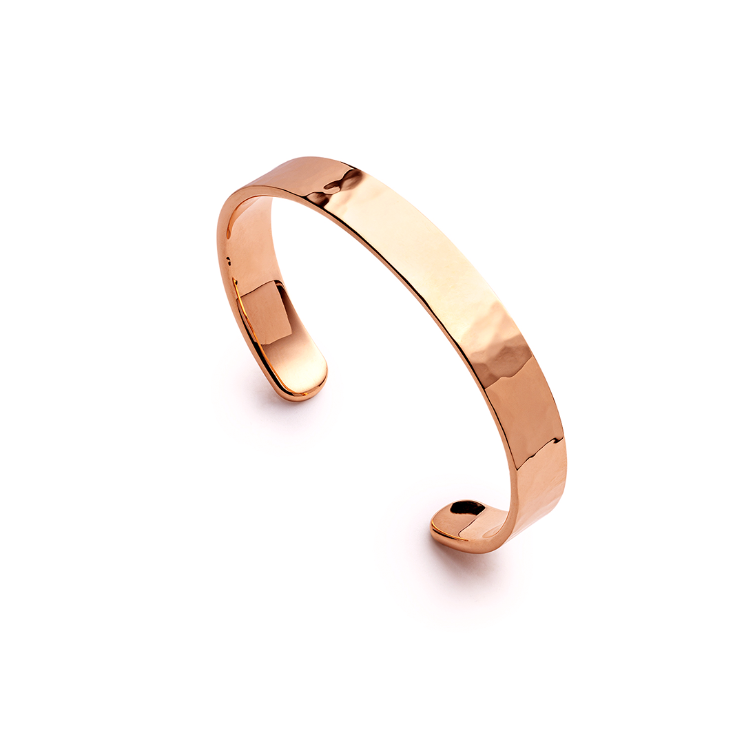 ein roségoldenes Manschettenarmband auf weißem Hintergrund