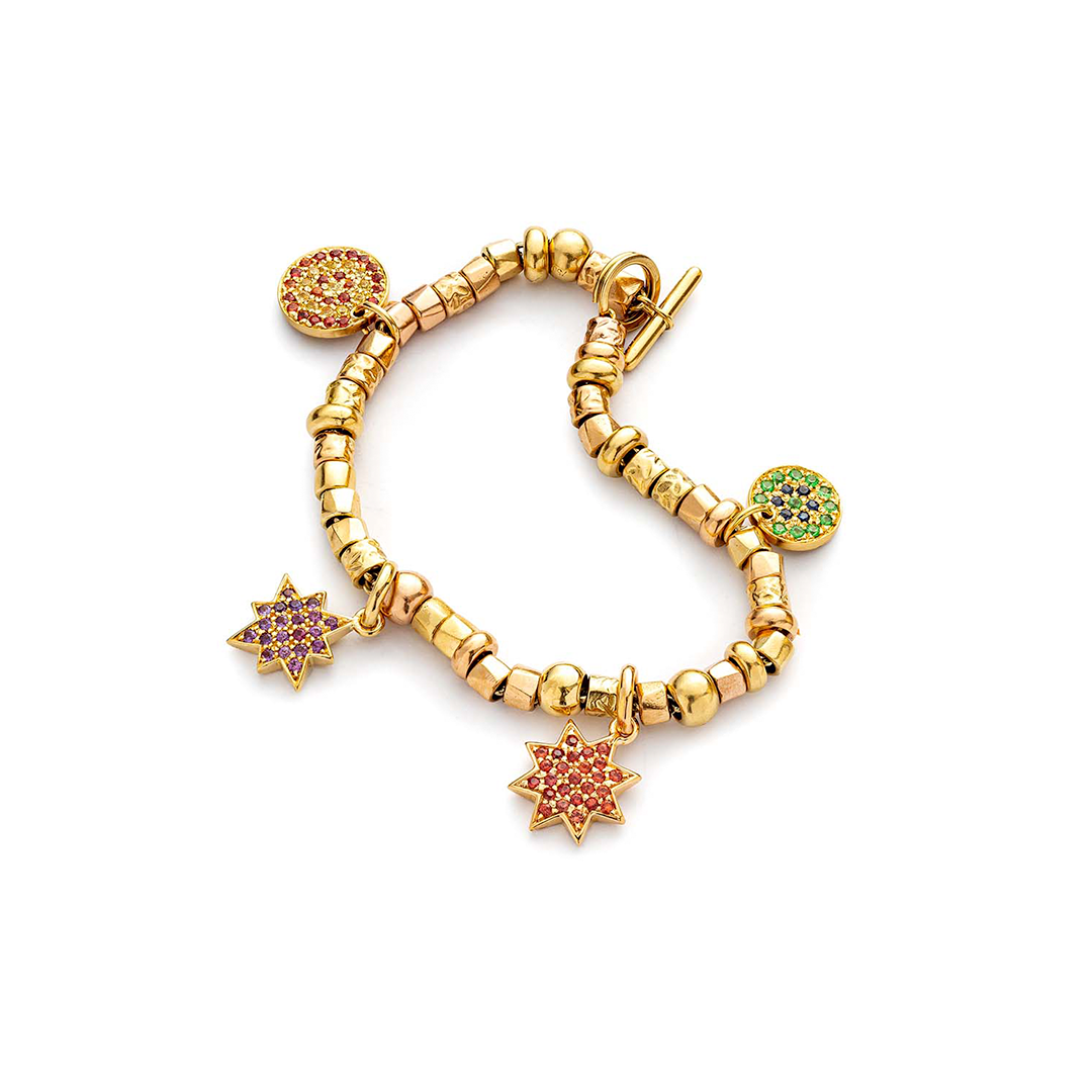 ein goldenes Armband mit einem sternförmigen Anhänger