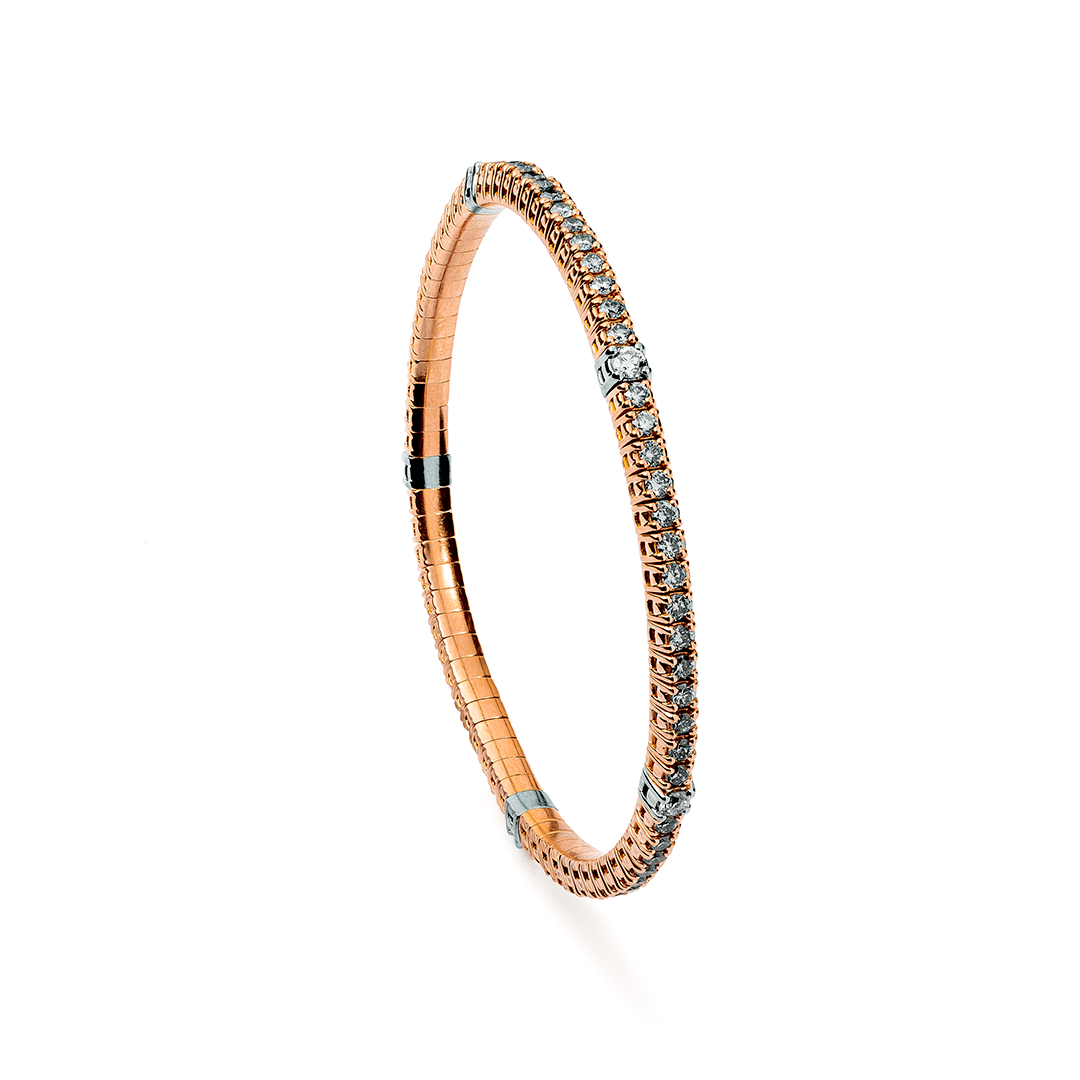 Nahaufnahme eines Armbands mit Diamanten auf weißem Hintergrund