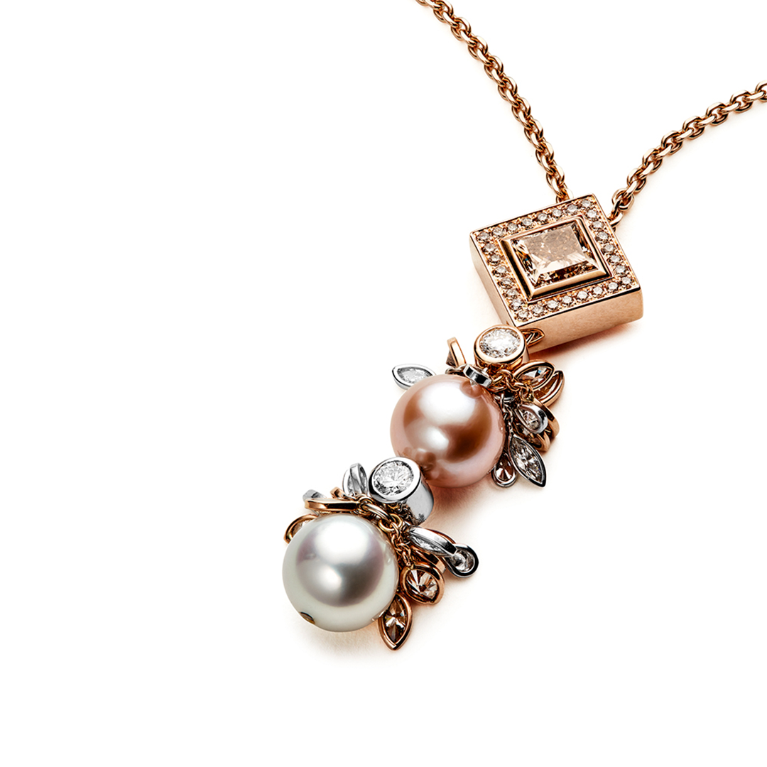 eine Halskette mit Perlen und Strasssteinen auf weißem Hintergrund