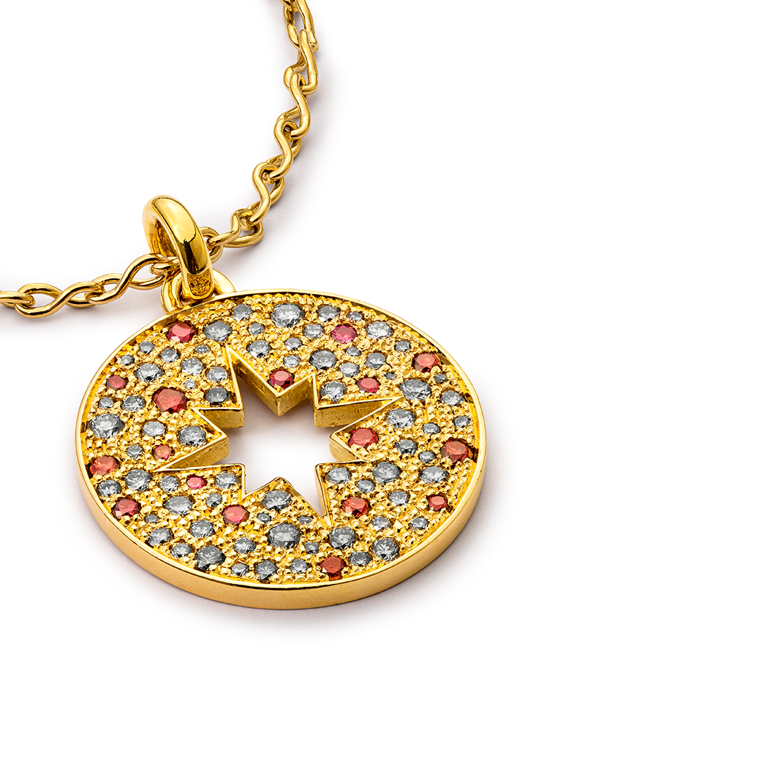 eine goldene Halskette mit einem sternförmigen Anhänger