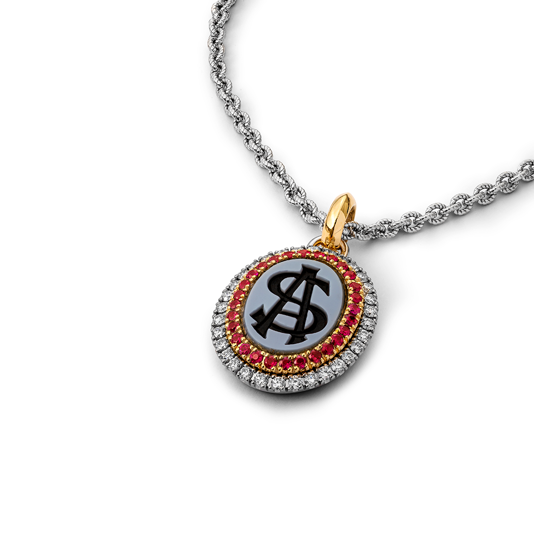 eine Halskette mit einem Dollarzeichen, umgeben von Diamanten