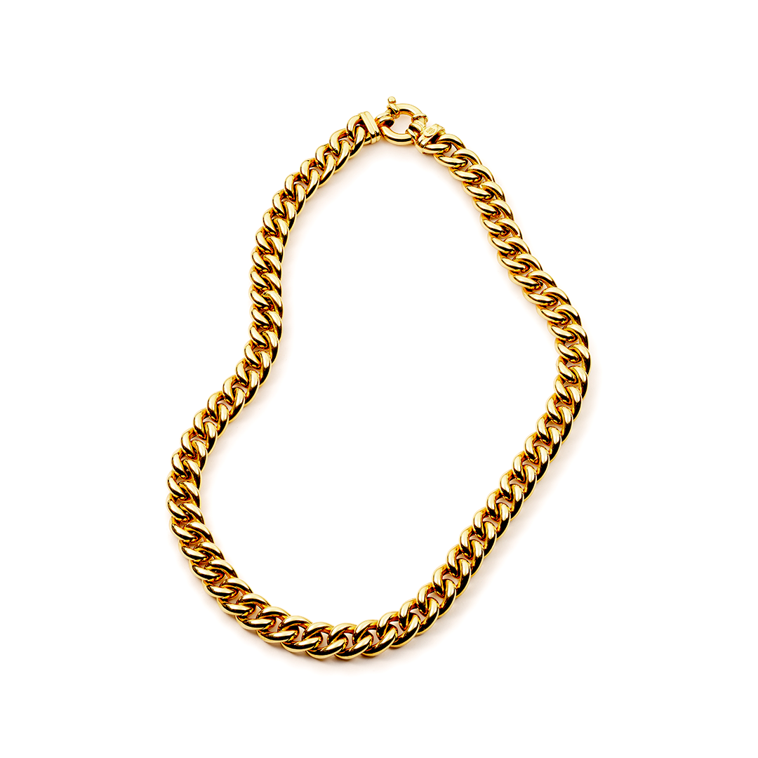 eine Nahaufnahme einer Goldkette auf weißem Hintergrund