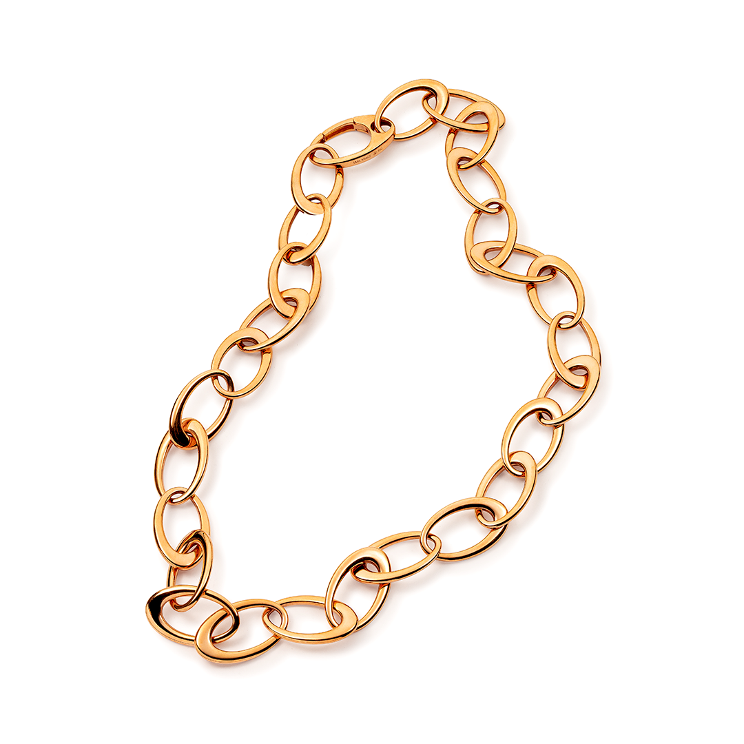 eine Nahaufnahme einer Goldkette auf weißem Hintergrund