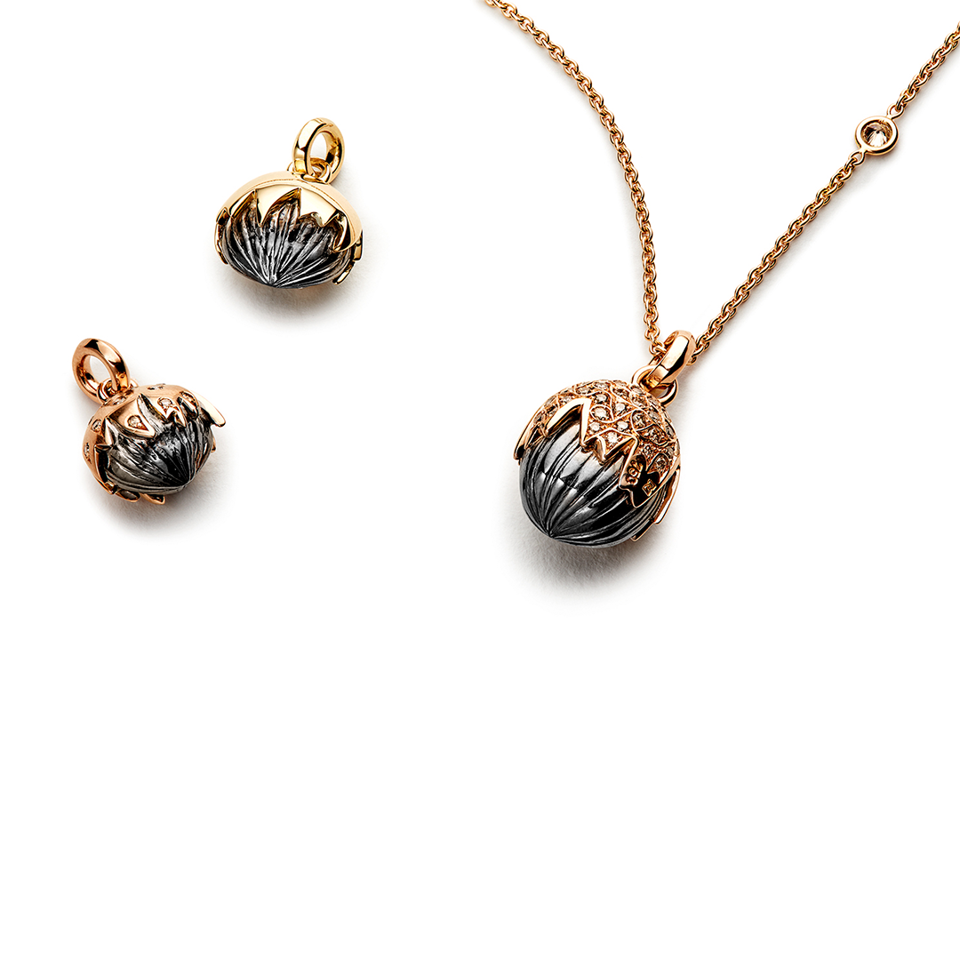 eine Halskette und Ohrringe sind auf weißem Hintergrund