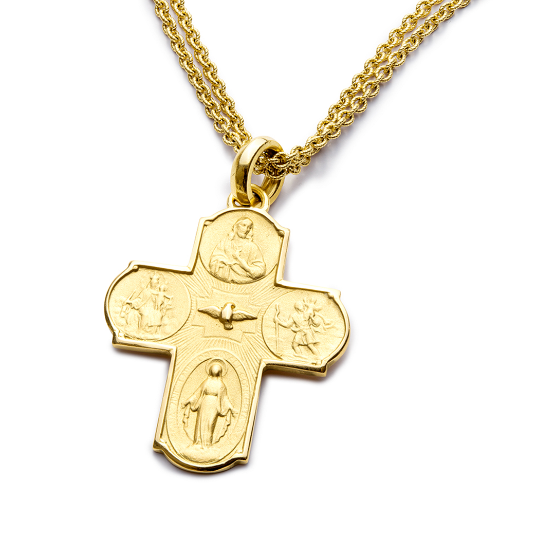 An einer Goldkette befindet sich ein goldener Kreuzanhänger