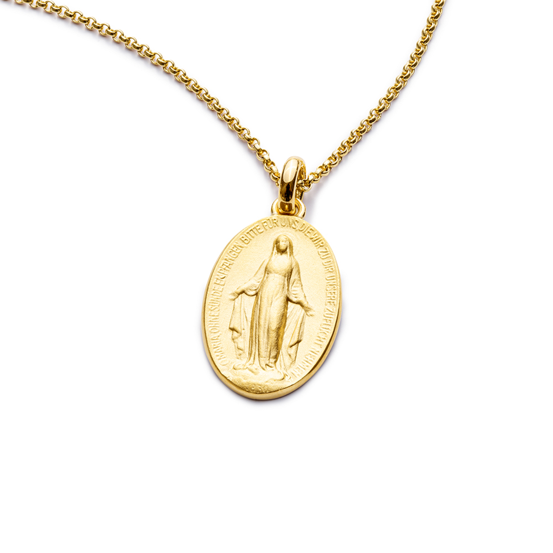 eine goldene Halskette mit einem Medaillon darauf