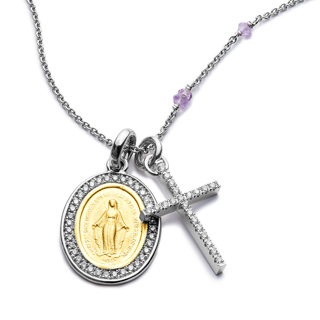 eine Halskette mit einer Münze und einem Kreuz darauf