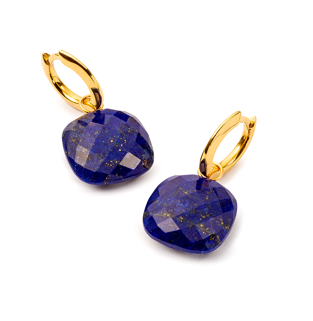 ein Paar blaue Ohrringe mit goldenen Creolen auf weißem Hintergrund