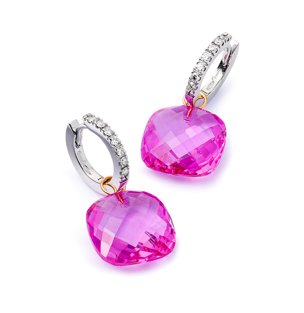 ein Paar rosa Ohrringe mit Diamanten auf weißem Hintergrund