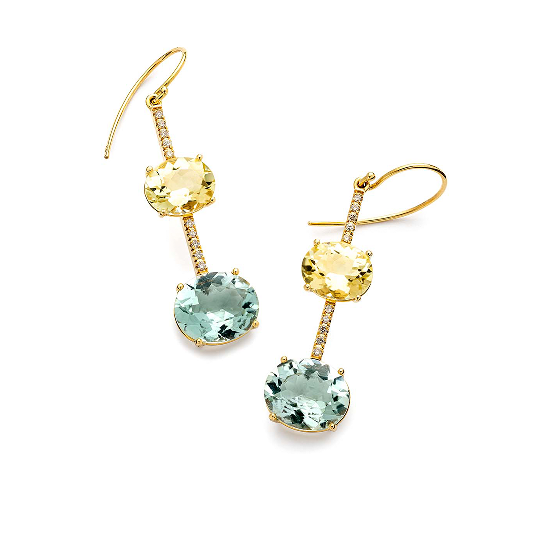 ein Paar Ohrringe mit grünen und gelben Steinen auf weißem Hintergrund