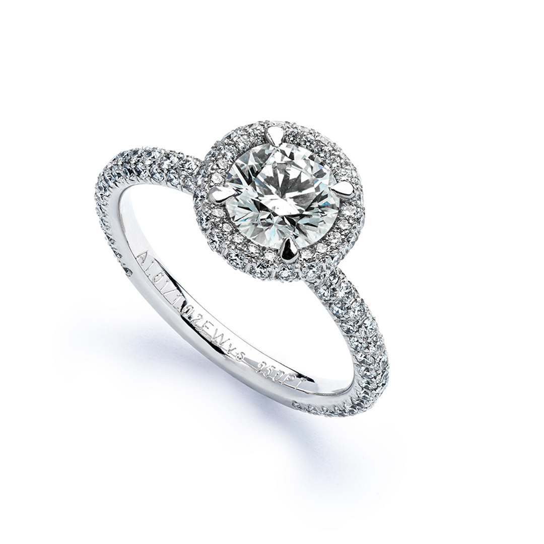 ein Weißgoldring mit einem Diamanten in der Mitte