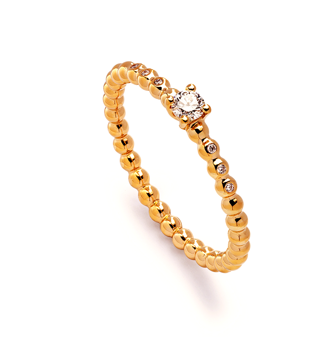 ein goldener Ring mit Diamanten auf weißem Hintergrund