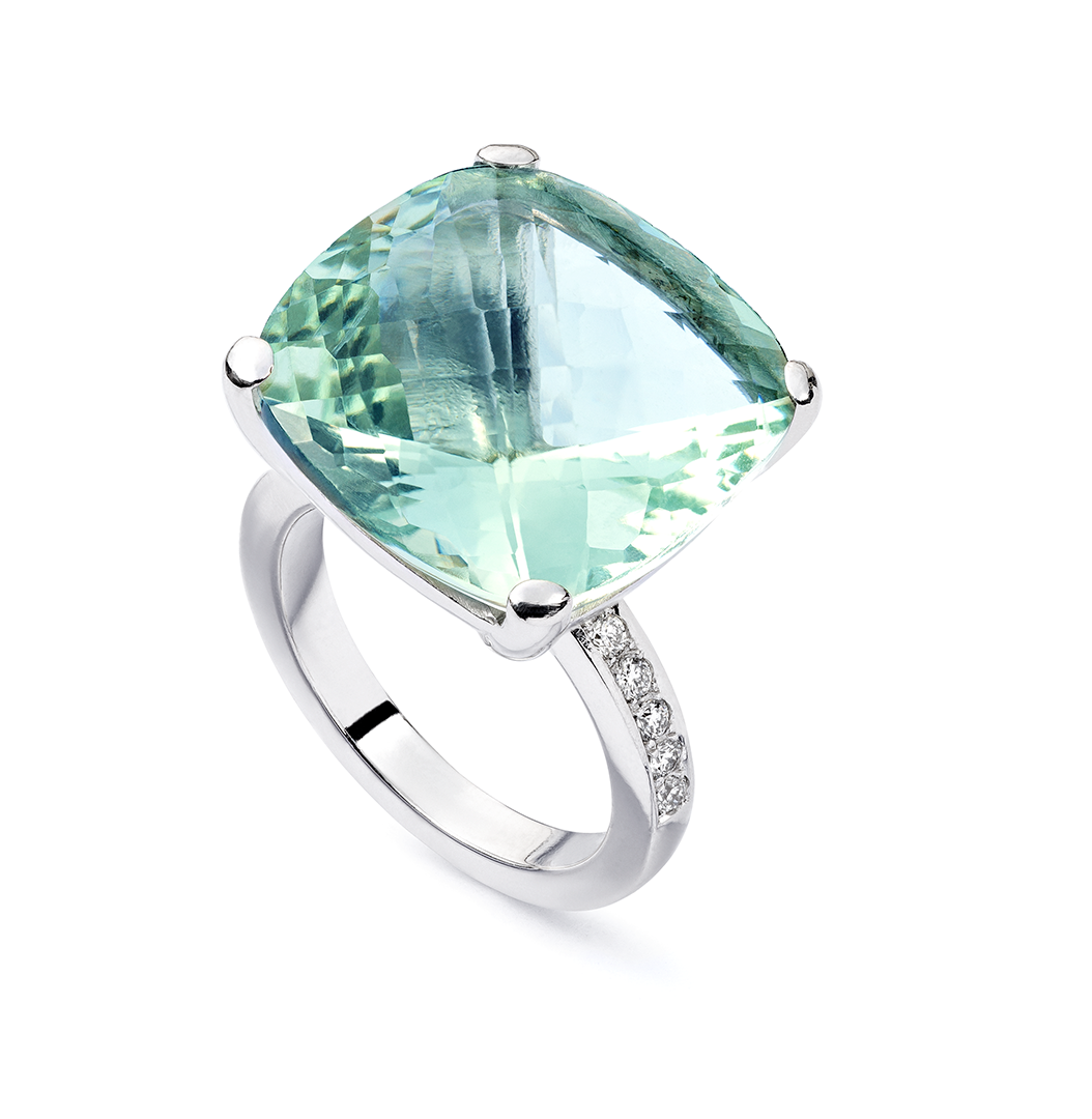 ein Weißgoldring mit einem quadratischen grünen Stein und Diamanten