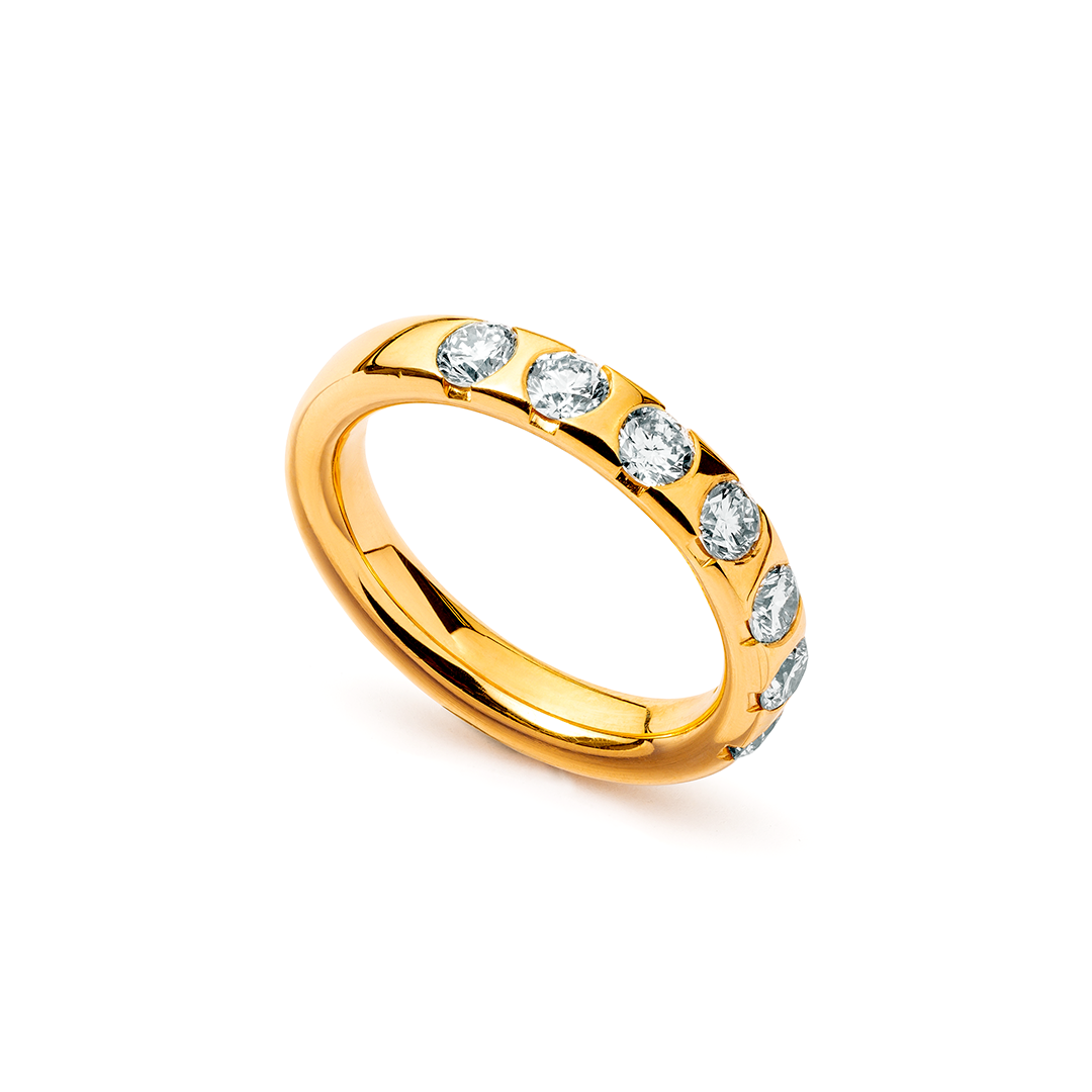 ein goldener Ring mit Diamanten darauf auf weißem Hintergrund