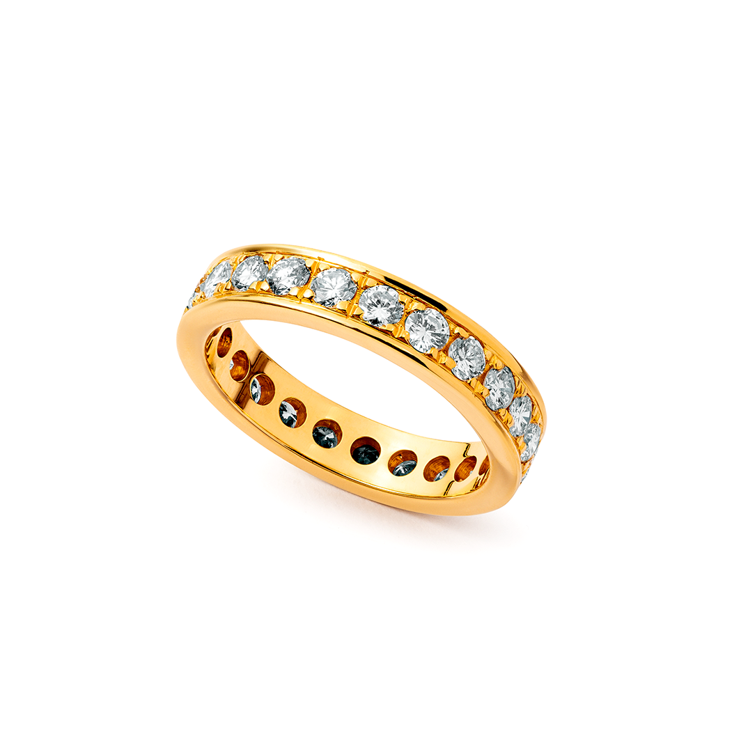 ein goldener Ring mit Diamanten auf weißem Hintergrund