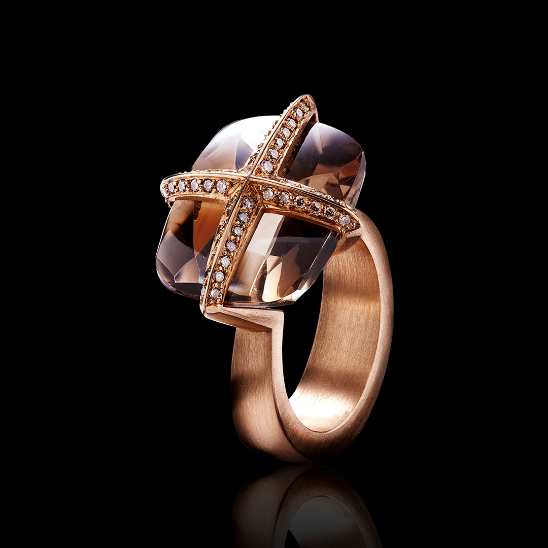 ein Ring mit einem lila Stein und Diamanten auf schwarzem Hintergrund