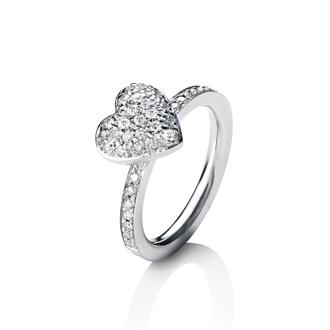 ein goldener Ring mit Diamanten auf weißem Hintergrund