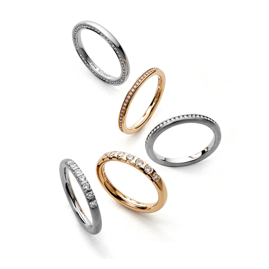 ein Haufen verschiedenfarbiger Ringe auf weißem Hintergrund