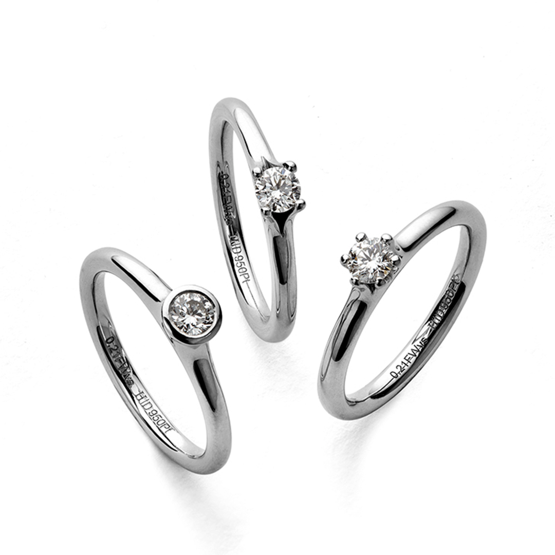 drei silberne Ringe mit Diamanten auf weißem Hintergrund.